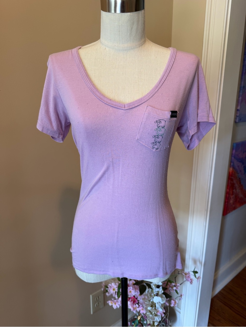 RARE Umano Shark Tank Women’s Lavender V-Neck Pocket Tee with Sheep stack